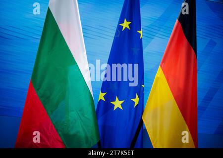 Berlin, Deutschland. 16th Nov, 2023. The flags of Bulgaria, the ...
