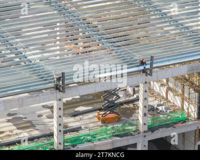 HEFEI, CHINA - NOVEMBER 16, 2023 - Workers build a steel structure plant at the construction site of GCL PV's second phase plant project in Hefei, Anh Stock Photo