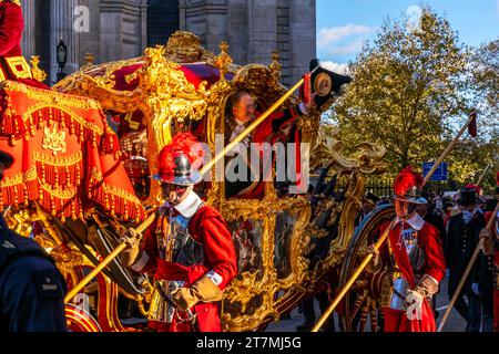 The Lord Mayor In A Gold Carriage Waves To The Crowds During The Lord Mayor's Show, London, UK Stock Photo