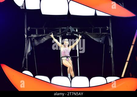Sunrise, Florida, USA. 15th Nov, 2023. Pink performs live on stage during her 'Trust Fall' tour at Amerant Bank Arena on November 15, 2023 in Sunrise, Florida. Credit: Mpi10/Media Punch/Alamy Live News Stock Photo