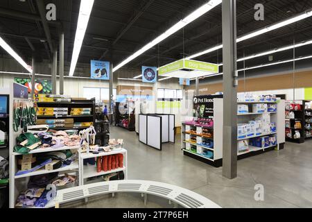 Everett, WA USA - circa June 2022: Angled close up of instant pots for sale  inside a Fred Meyer grocery store Stock Photo - Alamy