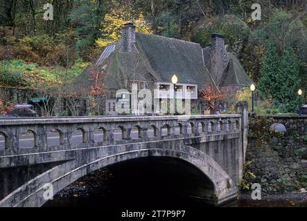 Multnomah Falls Lodge, Mt Hood National Forest, Columbia River Gorge National Scenic Area, Oregon Stock Photo