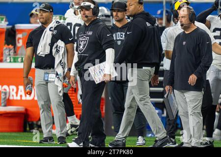 Detroit, MI, USA: Las Vegas Raiders head coach Antonio Pierce on the sideline during an NFL game against the Detroit Lions at Ford Field, Monday, Octo Stock Photo