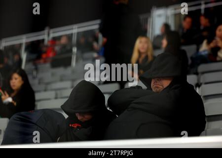 16th November 2023; Las Vegas, Nevada, USA. F1 Grand Prix of USA, Las Vegas; Practice Sessions; Fans sleep as P2 is delayed by 2 hours Stock Photo