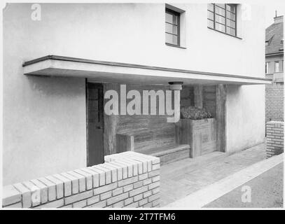 Martin Gerlach jun. Villa Dr. Ing. Frantisek and Milada Müller, Prague-Stresovice, Nad Hradnim Vodojemem 14, Teschechian Republic, entrance. Loud 1928-1930; Aufnahme 1930 Stock Photo