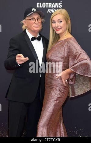 Otto Waalkes und Nadja Uhl bei der 75. Bambi-Verleihung 2023 in der Bavaria Filmstadt. München, 16.11.2023 *** Otto Waalkes and Nadja Uhl at the 75 Bambi Awards 2023 in the Bavaria Filmstadt Munich, 16 11 2023 Foto:xF.xKernx/xFuturexImagex bambi 3445 Credit: Imago/Alamy Live News Stock Photo