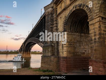Eads Bridge Crosses Mississippi River From St. Louis, Missouri, to East St. Louis, Illinois Stock Photo
