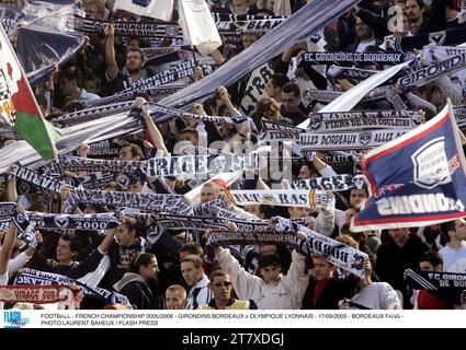 FOOTBALL - FRENCH CHAMPIONSHIP 2005/2006 - GIRONDINS BORDEAUX v OLYMPIQUE LYONNAIS - 17/09/2005 - BORDEAUX FANS - PHOTO LAURENT BAHEUX / FLASH PRESS Stock Photo