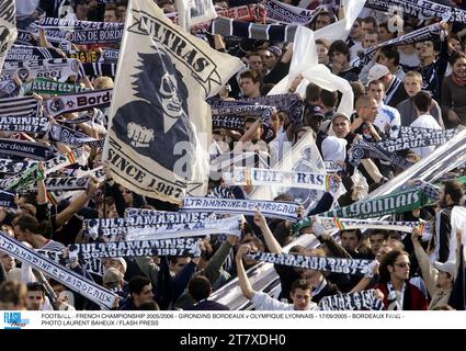 FOOTBALL - FRENCH CHAMPIONSHIP 2005/2006 - GIRONDINS BORDEAUX v OLYMPIQUE LYONNAIS - 17/09/2005 - BORDEAUX FANS - PHOTO LAURENT BAHEUX / FLASH PRESS Stock Photo