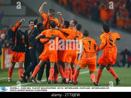 FOOTBALL - EURO 2004 - PLAYOFF QUALIFICATIONS - 031119 - NETHERLANDS v SCOTLAND - NETHERLANDS JOY - PHOTO LAURENT BAHEUX / FLASH PRESS Stock Photo