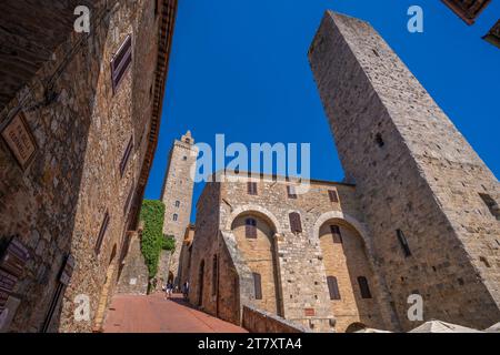 View of towers from street level in San Gimignano, San Gimignano, UNESCO World Heritage Site, Province of Siena, Tuscany, Italy, Europe Stock Photo