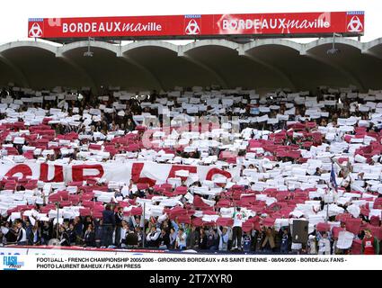 FOOTBALL - FRENCH CHAMPIONSHIP 2005/2006 - GIRONDINS BORDEAUX v AS SAINT ETIENNE - 08/04/2006 - BORDEAUX FANS - PHOTO LAURENT BAHEUX / FLASH PRESS Stock Photo