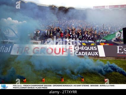 FOOTBALL - FRENCH CHAMPIONSHIP 2005/2006 - GIRONDINS BORDEAUX v AS SAINT ETIENNE - 08/04/2006 - BORDEAUX FANS - PHOTO LAURENT BAHEUX / FLASH PRESS Stock Photo