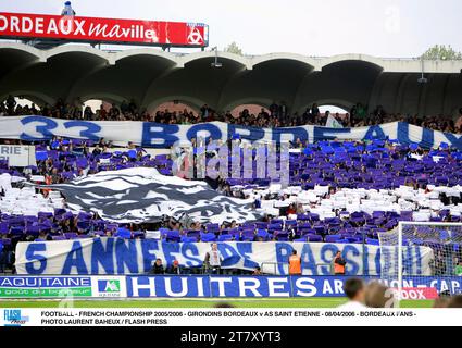 FOOTBALL - FRENCH CHAMPIONSHIP 2005/2006 - GIRONDINS BORDEAUX v AS SAINT ETIENNE - 08/04/2006 - BORDEAUX FANS - PHOTO LAURENT BAHEUX / FLASH PRESS Stock Photo