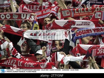 FOOTBALL - FRENCH CHAMPIONSHIP 2005/2006 - LILLE OSC v SAINT ETIENNE - 24/09/2005 - LILLE FANS - PHOTO LAURENT BAHEUX / FLASH PRESS Stock Photo