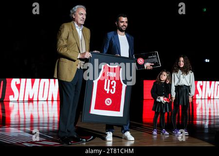 Milan, Italy. 16th Nov, 2023. Krunoslav Simon (R) seen with Dino Meneghin (L) during the Turkish Airlines EuroLeague Regular Season Round 9 game between EA7 Emporio Armani Milan and Anadolu Efes Istanbul at Mediolanum Forum. Final score; EA7 Milan 92:76 Efes. (Photo by Fabrizio Carabelli/SOPA Images/Sipa USA) Credit: Sipa USA/Alamy Live News Stock Photo