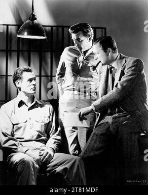 ROBERT RYAN ROBERT MITCHUM and ROBERT YOUNG in CROSSFIRE 1947 director EDWARD DMYTRYK adapted from novel by Richard Brooks screenplay John Paxton music Roy Webb RKO Radio Pictures Stock Photo