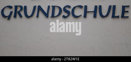 Stolpen, Germany. 17th Nov, 2023. Elementary school stands on the wall of a school in the Saxon Switzerland-Eastern Ore Mountains. Credit: Robert Michael/dpa/Alamy Live News Stock Photo