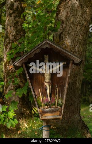 Wooden wayside shrine alonside a hiking trail, Valley Tuxertal, Zillertaler Alps, Tyrol, Austria Stock Photo