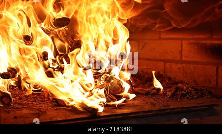 Ein Holzbackofen wird angeheizt. Feuer, Flammen. Feuer in einem Holzbackofen am 17.11.2023 in Freudenberg/Deutschland. *** A wood-burning oven is fired up Fire, flames Fire in a wood-burning oven on 17 11 2023 in Freudenberg Germany Credit: Imago/Alamy Live News Stock Photo