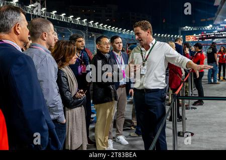 Las Vegas, USA. 17th Nov, 2023. Sam Power discusses the cars with a group of fans at the Formula 1 Grand Prix auto race in Las Vegas, NV on November 17, 2023 (Photo by Travis Ball/Sipa USA) Credit: Sipa USA/Alamy Live News Stock Photo