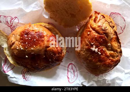 Metzgerei - Imbiss, warmer Fleischkäse bzw Leberkäse in der Semmel bzw im Brötchen *** Butchers snack, warm meat loaf or meat loaf in a roll or bread roll Credit: Imago/Ģ����ý Live News Stock Photo