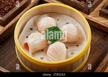 HAR-GAO PRAWN DUMPLING ，dim sum- Steamed prawn dumpling in a bamboo steamer Stock Photo