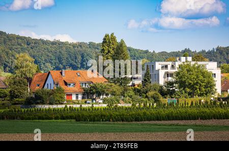 Rafz Blick auf Häuser in der Zürcher Gemeinde Rafz. Die Gemeinde liegt im Norden des Kanton Zürich, unmittelbar an der Landesgrenze zu Deutschland. Rafz, Schweiz, 04.09.2022 *** Rafz View of houses in the Zurich municipality of Rafz The municipality is located in the north of the canton of Zurich, directly on the border with Germany Rafz, Switzerland, 04 09 2022 Credit: Imago/Alamy Live News Stock Photo