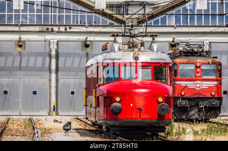 SBB Rae 2/4 1001 Roter Pfeil, SBB Ae 6/6 Vor dem Lokomotivdepot