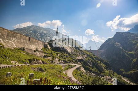 Grimselpassstrasse Blick auf die Grimselpassstrasse unterhalb der Staumauer. Guttanen, Schweiz, 15.07.2022 *** Grimsel Pass road View of the Grimsel Pass road below the Guttanen dam, Switzerland, 15 07 2022 Credit: Imago/Alamy Live News Stock Photo