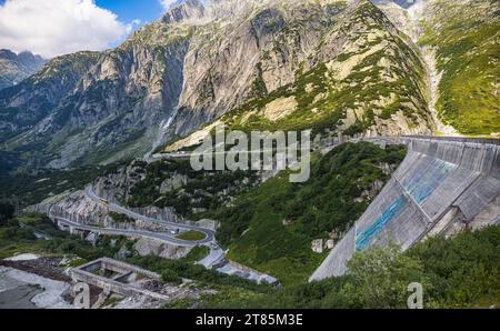 Grimselpassstrasse Blick auf die Grimselpassstrasse unterhalb der Staumauer. Guttanen, Schweiz, 15.07.2022 *** Grimsel Pass road View of the Grimsel Pass road below the Guttanen dam, Switzerland, 15 07 2022 Credit: Imago/Alamy Live News Stock Photo