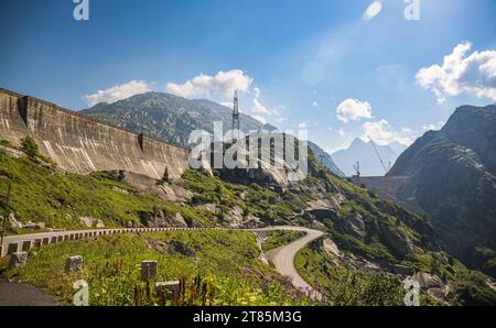 Grimselpassstrasse Blick auf die Grimselpassstrasse unterhalb der Staumauer. Guttanen, Schweiz, 15.07.2022 *** Grimsel Pass road View of the Grimsel Pass road below the Guttanen dam, Switzerland, 15 07 2022 Credit: Imago/Alamy Live News Stock Photo