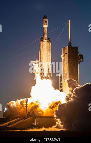 The SpaceX Falcon heavy rocket boosters return to land after a ...