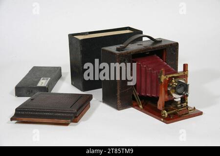 Eastman Kodak Co. Rochester (Produzent in) Roll film-platted-folap camera - 4 'x 5' (10.2 x 12.7 cm). Wood around 1900 Stock Photo