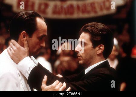 AL PACINO and JOHN CAZALE in THE GODFATHER PART II (1974), directed by FRANCIS FORD COPPOLA. Credit: PARAMOUNT PICTURES / Album Stock Photo