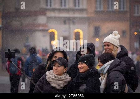 Warsaw, Poland. 18th Nov, 2023. A group of women is seen taking a selfie group photo near the Royal Castle museum in Warsaw, Poland on 18 November, 2023. Tour organization TUI recently announced it would focus on offering additional travel packages to Poland and the Baltic region amid climate events in traditional holiday destinations in Southern Europe. (Photo by Jaap Arriens/Sipa USA) Credit: Sipa USA/Alamy Live News Stock Photo