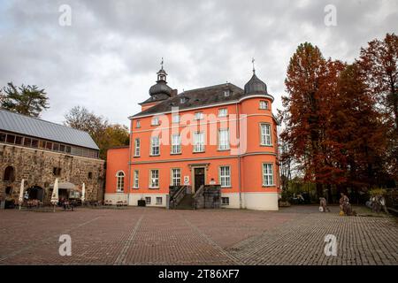 Das Bilderbuchmuseum auf der Burg Wissem. Das Bilderbuchmuseum in Troisdorf ist das einzige seiner Art in ganz Europa. Es stellt künstlerische Bilderbuchillustrationen, historische und moderne Bilderbücher sowie Künstlerbücher aus. Es ist in der Burg Wissem in Troisdorf untergebracht. Troisdorf, 12.05.2023 Troisdorf Nordrhein-Westfalen Deutschland *** The picture book museum at Burg Wissem The picture book museum in Troisdorf is the only one of its kind in Europe It exhibits artistic picture book illustrations, historical and modern picture books and artists books It is housed in Burg Wissem i Stock Photo