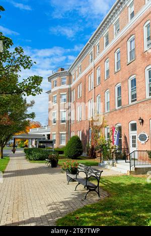 Georgian/Colonial Revival style historic 1829 Curtis hotel, expanded in 1898, downtown Lenox, Massachusetts — October 2023 Stock Photo