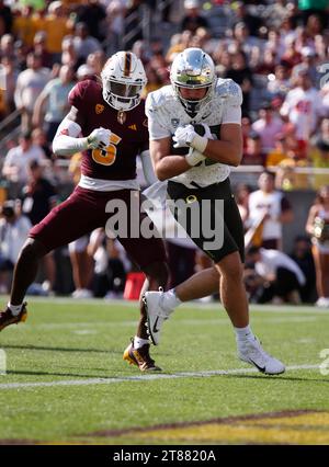 Oregon tight end Patrick Herbert (88) runs a position drill at the ...