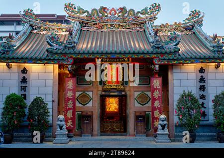 Frontal view of Wat Mangkon Kamalawat (Wat Leng Noei Yi), a landmark Chinese-Taoist temple in Chinatown, Bangkok, Thailand, in evening twilight Stock Photo