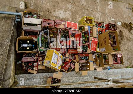 Leere Flaschen von alkoholischen Getränken lagern in Getränkekartons auf einem Betonplatz Altglas in Kartons *** Empty bottles of alcoholic beverages stored in drinks cartons in a concrete yard Used glass in cartons Credit: Imago/Ģ����ý Live News Stock Photo