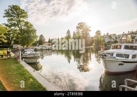 Boote liegen am Ufer in der Abendstimmung am Rüdersdorfer Mühlenfließ, Rüdersdorf bei Berlin, Brandenburg, Deutschland. In Rüdersdorf bei Berlin *** Boats lying on the shore in the evening atmosphere on the Rüdersdorfer Mühlenfließ, Rüdersdorf near Berlin, Brandenburg, Germany In Rüdersdorf near Berlin Credit: Imago/Alamy Live News Stock Photo