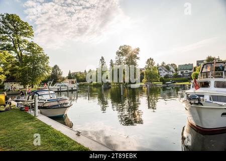 Boote liegen am Ufer in der Abendstimmung am Rüdersdorfer Mühlenfließ, Rüdersdorf bei Berlin, Brandenburg, Deutschland. In Rüdersdorf bei Berlin *** Boats lying on the shore in the evening atmosphere on the Rüdersdorfer Mühlenfließ, Rüdersdorf near Berlin, Brandenburg, Germany In Rüdersdorf near Berlin Credit: Imago/Alamy Live News Stock Photo