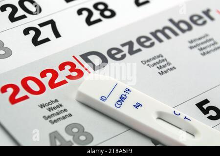 Corona Pandemie und Deutscher Kalender Dezember 2023 mit Covid-19  Antigen Test Stock Photo