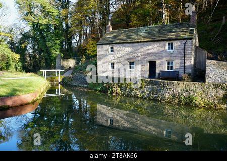 Cromford, Derbyshire, UK, November 17, 2023. The restored 19th Century Aqueduct Cottage on the banks of The Cromford Canal. Stock Photo