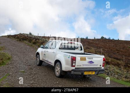 Ceidwad Ranger vehicle on  Moel Famau one of the highest hills within the Clwydian range.North Wales The impressive remains of The Jubilee Tower are f Stock Photo