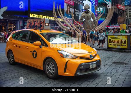 Yellow Taxicabs on Times Square, New York City, USA. Yellow Taxi Cabs Lined Up Waiting At Stop Sign In Early Evening Light, Times Square, New York. Stock Photo