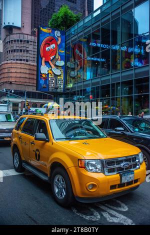 Yellow Taxicabs on Times Square, New York City, USA. Yellow Taxi Cabs Lined Up Waiting At Stop Sign In Early Evening Light, Times Square, New York. Stock Photo