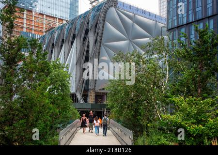 The IAC Building by architect Frank Gehry in the Chelsea neighborhood of Manhattan, behind the High Line Park, New York Stock Photo