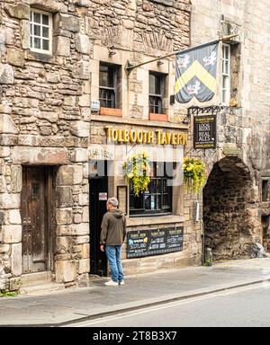 EDINBURGH, SCOTLAND - September 7 2023: The Royal Mile runs between two locations in Edinburgh Scotland, Edinburgh Castle and Holyrood Palace and cont Stock Photo